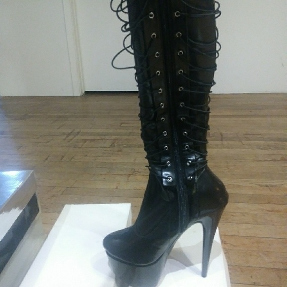 Black heel boots - Picture 1 of 2